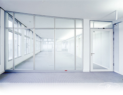 Перегородки противопожарные в длинном широком коридоре